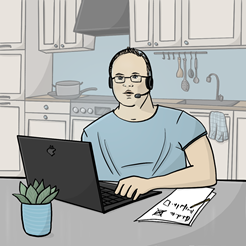 Ein Mann sitzt vor seinem Laptop und trägt ein Headset